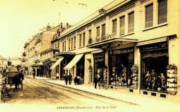 3426 - Hte Savoie - ANNEMASSE :  RUE DE LA GARE  , Magasin REVERCHON , La Belle Jardiniére Et Attelage....... - Annemasse