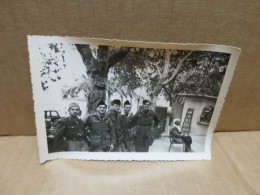 TLEMCEN GUERRE D'ALGERIE Photographie Groupe De Militaires Français Square De La Rue De FRANCE 1956 - Tlemcen