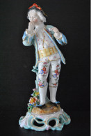 Grande Statuette De Gentilhomme Portant Une Lettre En Porcelaine Polychrome XIXè Allemande Genre Saxe Marqué 23 Cm - Other & Unclassified