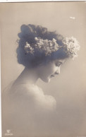 FEMMES. CARTE FANTAISIE . CPA. JEUNE FEMME. PORTRAIT DE PROFIL.. COIFFURE. - Mujeres