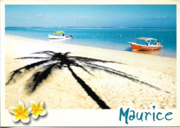 CPM. MAURICE. AMBIANCE DE PLAGE. TIMBRE MAURITIUS. - Mauritius