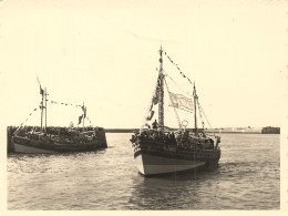 Port En Bessin ( C Sur Les Bateaux )* Fête De La Mer , Bénédiction Bateau * 2 Photos 12x9cm Photographe Leprunier Bayeux - Port-en-Bessin-Huppain