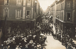 Chateaubriant * Carte Photo * Défilé Cérémonie Fête , Rue De L'hôtel De Ville * Magasin Confections DONDEL Commerce - Châteaubriant