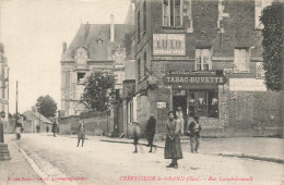 Crèvecoeur Le Grand * TABAC Buvette Débit De Tabac Tabacs , Rue Larochefoucault * Enfants Villageois - Crevecoeur Le Grand