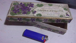 ANCIENNE  Boite En Carton Sur Le Savon A LA VIOLETTE PREPARE PAR VIOLET PARIS NG REUNIES - Cajas/Cofres