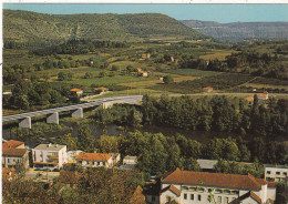 46. LUZECH. CPSM. VUE AERIENNE PANORAMIQUE SUR LES ECOLES. . TIMBREE + TEXTE - Luzech