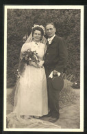 AK Portrait Eines Brautpaares In Eleganter Hochzeitsmode Im Garten Stehend  - Hochzeiten
