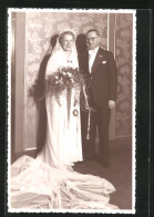 AK Portrait Eines Brautpaares In Hochzeitsmode Mit Schleier Und Blumenstrauss  - Matrimonios