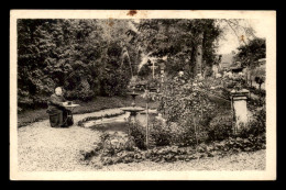 51 - SERMAIZE-LES-BAINS - LE CURE R. BOLLOT DANS LE JARDIN DU PRESBYTERE - POESIE JE SUIS PRETRE AU VERSO - Sermaize-les-Bains