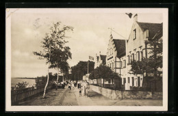 AK Lubmin /Pom., Strassenpartie Mit Gebäuden, Familie Auf Dem Weg Zum Strand  - Lubmin