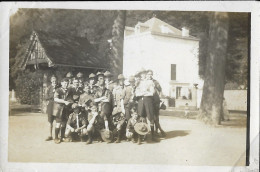 SCOUTISME - PHOTOGRAPHIE ORIGINALE ANCIENNE, LA ROCHE EN ARDENNE BELGIQUE, GROUPE DE SCOUTS DEVANT DES HABITATIONS.... - Scouting