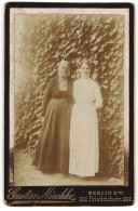 Fotografie Gustav Mischke, Berlin, Friedrichstr. 232, Ältere U. Junge Dame In Kleidern  - Personnes Anonymes