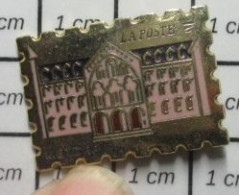 1618A Pin's Pins / Beau Et Rare : POSTES / LA POSTE METZ EN FORME DE TIMBRE - Mail Services