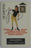 CYCLISME - Femme Avec Vélo Sur Le Dos / MONOPRIX - Bodies Et Shorts Cyclistes - Télécarte 50 Utilisée - Deportes