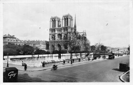 75-PARIS NOTRE DAME LES BOUQUINISTES-N°T5046-B/0005 - Notre Dame De Paris
