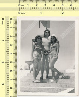 REAL PHOTO, Shirtless Trunks Guy And Bikini Women On Beach Homme Mec Nu Et Femme Sur La Plage ORIGINAL Snapshot - Anonymous Persons