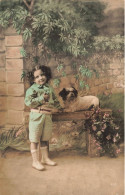 ENFANTS - Jeune Fille Debout - Souriante - à Côté D'un Chien Sur Une Chaise - Carte Postale Ancienne - Sonstige & Ohne Zuordnung