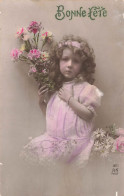 FETES - VOEUX - Anniversaire - Bonne Fête - Jeune Fille Tenant Un Bouquet De Fleur - Carte Postale Ancienne - Anniversaire