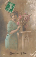 FETES - VOEUX - Bonne Fête - Une Femme Souriante - Fleur Dans Une Vase - Colorisé - Carte Postale Ancienne - Other & Unclassified
