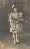 FETES - VOEUX - Bonne Fête - Enfant - Jeune Fille Debout Tenant Des Fleurs Dans Ses Mains - Carte Postale Ancienne - Andere & Zonder Classificatie