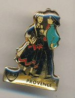 RR152 Pin's Danse Folklore En PROVENCE Avec Personnage Carburant Fina Achat Immédiat - Personnes Célèbres