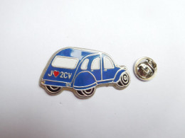 Superbe Pin's En Zamac  , Auto Citroën 2 CV , 2 CH , J'aime La 2CV , Bleue , Signé France - Citroën