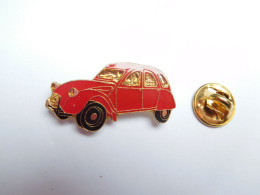 Superbe Pin's  , Auto Citroën 2 CV , 2 CH , Rouge Sur Fond Doré , Non Signé - Citroën