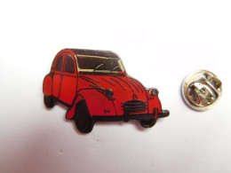 Superbe Pin's  , Auto Citroën 2 CV , 2 CH , Rouge Sur Fond Noir Quadrillé - Citroën