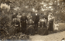 - Carte-photo D'une Famille Avec Des écclésiastiques - (C60) - Photographie