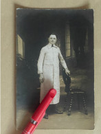 V054 - Carte Photo D'un Jeune Homme En Blouse - 1914 - Photographe MULOT à PARIS - To Identify