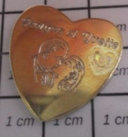 1618B  Pin's Pins / Beau Et Rare : AUTRES / COEUR MeTAL JAUNE BAISER FOUGUEUX GEORGES ET YVETTE - Andere & Zonder Classificatie