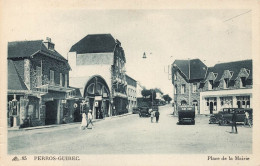 Perros Guirec * La Place De La Mairie * Automobile Voiture Ancienne - Perros-Guirec