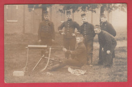 Armée Belge / Belgisch Leger - Soldats + Mitrailleus Maxim / Carte Photo  - 1913 ( Voir Verso ) - Material