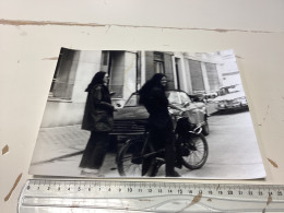 PHOTO SNAPSHOT 1970 Femme Dans La Rue, Sur La Route Sur Un Solex, Voiture Immatriculée En Arabe Peugeot Citroën Renault - Anonyme Personen