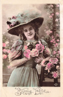 FETES - VOEUX - Bonne Fête - Jeune Fille Tenant Des Fleurs - Colorisé - Fleurs - Carte Postale Ancienne - Autres & Non Classés