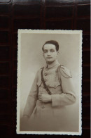 MILITARIA - Carte Photo D'un Soldat ( N° 1 Sur Le Col ). - Personajes