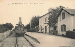 Les Moutiers En Retz * La Gare * Arrivée D'un Train * Locomotive * Ligne Chemin De Fer - Les Moutiers-en-Retz