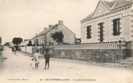 Les Moutiers En Retz * La Route De La Bernerie * école ? * Villageois - Les Moutiers-en-Retz