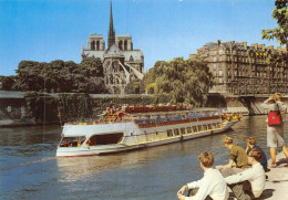 P-24-MOR-556 : PARIS  LE BATEAU-MOUCHE PRES NOTRE-DAME - La Seine Et Ses Bords