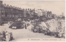 ROYAUME UNI - ANGLETERRE - KENT - BROADSTAIRS - THE GARDENS AND PROMENADE  - PEINTRE 1 ER PLAN A GAUCHE - Autres & Non Classés