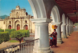 Palacio De Los Capitanes Y Catedral En Antigua Guatemala - Guatemala