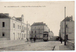 N°205, Les Ponts De Cé, L'hôtel De Ville Et La Grande Rue - Les Ponts De Ce