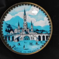 Ancienne Boîte En Fer Lithographiée Ronde  " Pastilles à L' Eau De LOURDES " - Cajas