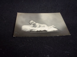 Bébé Sur Un Coussin. Carte Photo . Tirage Privé . Confidentiel . Années 1915 - 1920 . Voir 2 Scans . - Bebes