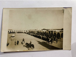 BEN GARDANE CARTE-PHOTO DEFILE 1ere COMPAGNIE  125e INFANTERIE TERRITORIAL CROIX DE GUERRE COMBAT DEHIBAT 1915 TUNISIE - Tunesien