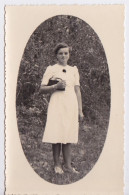 CARTE-PHOTO - PORTRAIT -  FEMMES EN ROBE BLANCHE ET SON SAC A MAIN - Frauen