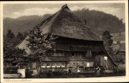 CPA Schwarzwaldhaus, Wohnhaus, Hausbewohner, Bäume - Costumes