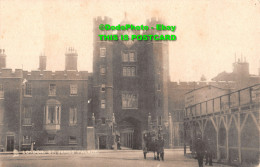 R376842 London. St. James Palace. Tuck. Town And City. Postcard 2002 - Autres & Non Classés