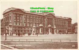 R377099 London. Buckingham Palace. Postcard - Autres & Non Classés