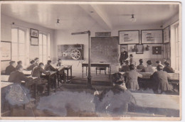 CARTE-PHOTO - CLASSE D'ECOLE - ELEVE - COURS MATHEMATIQUE  - TABLEAU LE TRAVAIL HONORE L'OISIVETE AVILIT - Escuelas